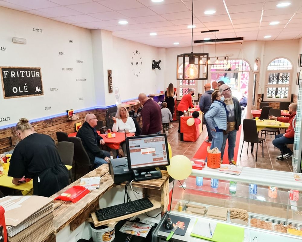 Antwerpse frituristen laten Spaans vakantieoord proeven van Belgische frietjes met Pauwels sauzen